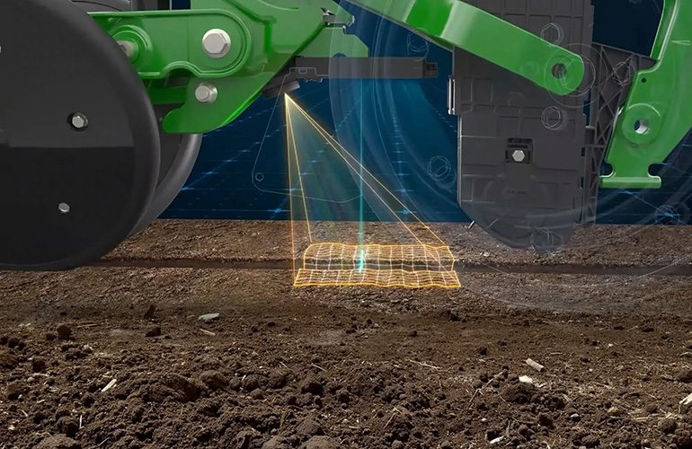 Ilustração de uma linha de plantio da John Deere com o campo de visão da câmera e a linha de laser projetados sobre o sulco no solo