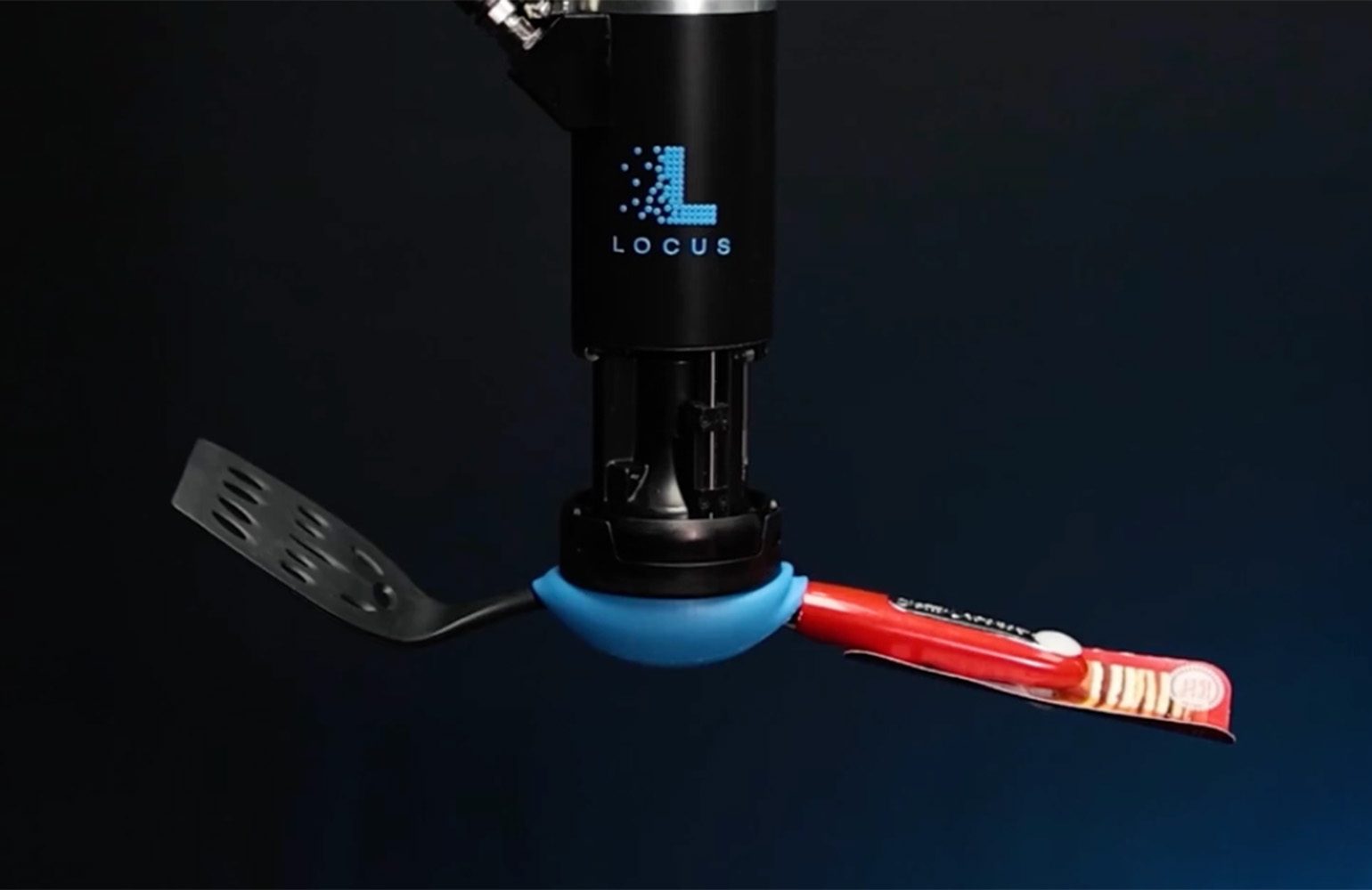Garra macia NeuraGrasp da Locus Robotics segurando um objeto plano sobre uma bancada